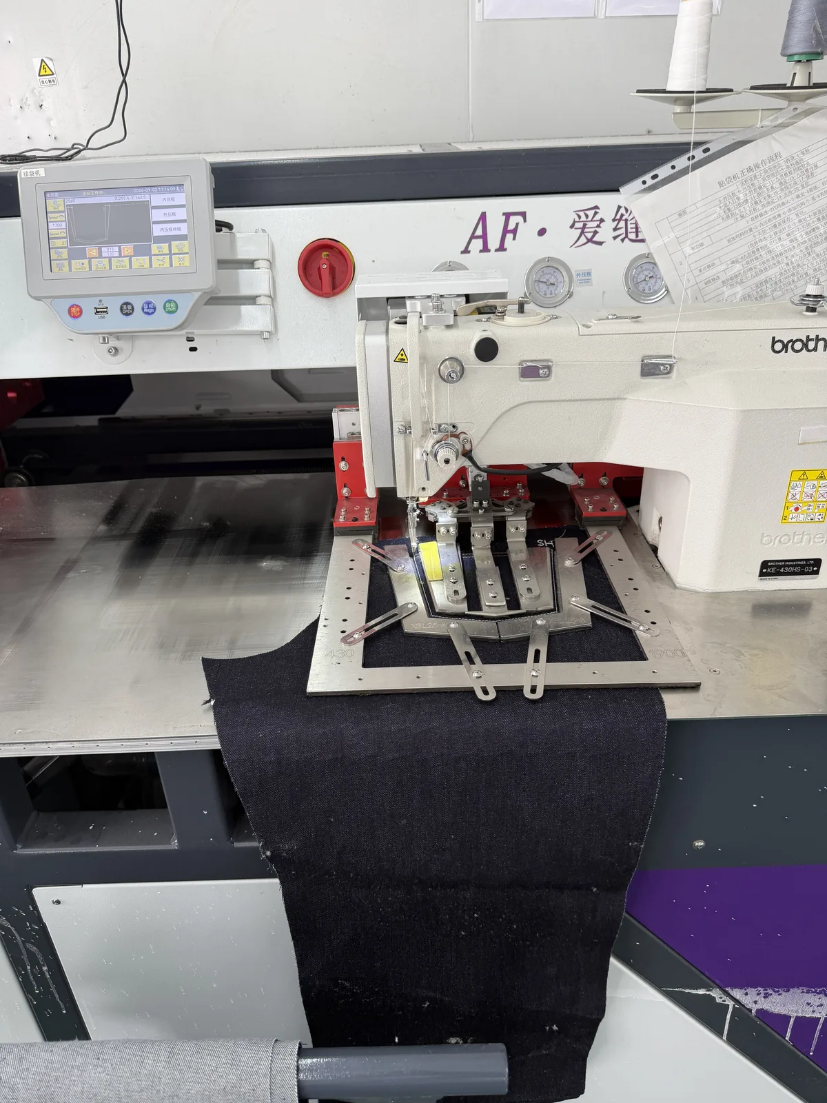 Automatic pocket-setting equipment for denim production